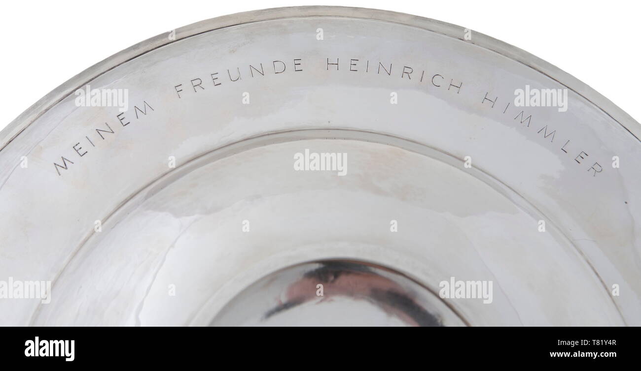 Heinrich Himmler - Joachim von Ribbentrop, eine Präsentation silber Salver. An Heinrich Himmler von Joachim von Ribbentrop auf Weihnachten 1940 präsentiert. '925' Silber, Durchmesser 45 cm und Gewicht 1360 g. Fein graviertem auf die Vorderseite der oberen Rand mit SS-Runen (3 cm hoch). Graviert auf der oberen Rückseite rim in Druckschrift "1963 FREUNDE HEINRICH HIMMLER" (1 cm hoch). Um die untere reverse Rim, eingravierte Signatur von "Joachim V. Ribbentrop' (1,5 cm hoch). Unten im Block Buchstaben "Weihnachten 1940" (0,5 cm hoch). Im Zentrum der Rückseite ist mit einem Halbmond und Krone' 925', Editorial-Use - Nur eingestanzt Stockfoto
