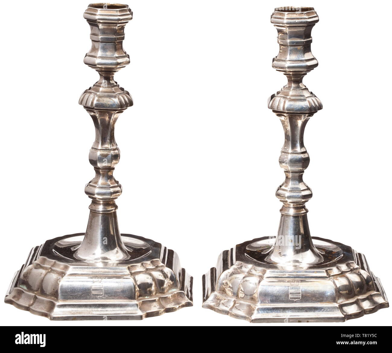 Ein paar Silber Kerzenständer aus fürstlichen Besitztümer, Passau, ca. 1710/20. Multiplizieren trat Füße mit achteckigen Kunst Elemente Wellen. Die achteckige Sockel mit verstärkten Lippen. Jeder Fuß mit dem fein gravierte Wappen der Fürsten von Isenburg. Die Innenseite der Füße mit Passau proofmark und Master Mark 'ICS' (vgl. Rosenberg, nein. 4389), Sowie Il Saggiatore markieren. Höhe 16,5 cm, Gewicht 185 und 188 g. Hochwertige paar Kerzenhalter in außergewöhnlich gutem Zustand. historischen, geschichtlichen, Kunsthandwerk, Handwerk, Handwerk, Objekt, Additional-Rights - Clearance-Info - Not-Available Stockfoto Ein paar Silber Kerzenständer aus fürstlichen Besitztümer, Passau, ca. 1710/20. Multiplizieren trat Füße mit achteckigen Kunst Elemente Wellen. Die achteckige Sockel mit verstärkten Lippen. Jeder Fuß mit dem fein gravierte Wappen der Fürsten von Isenburg. Die Innenseite der Füße mit Passau proofmark und Master Mark 'ICS' (vgl. Rosenberg, nein. 4389), Sowie Il Saggiatore markieren. Höhe 16,5 cm, Gewicht 185 und 188 g. Hochwertige paar Kerzenhalter in außergewöhnlich gutem Zustand. historischen, geschichtlichen, Kunsthandwerk, Handwerk, Handwerk, Objekt, Additional-Rights - Clearance-Info - Not-Available Stockfoto