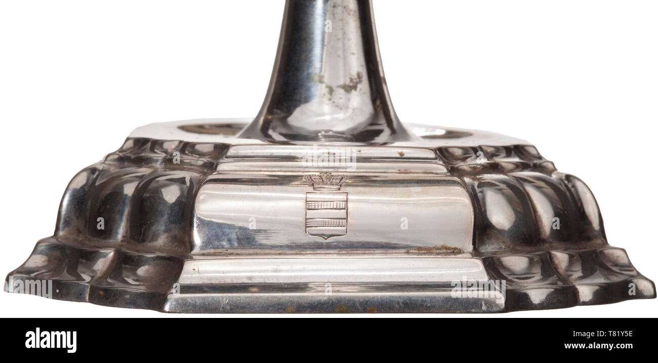 Ein paar Silber Kerzenständer aus fürstlichen Besitztümer, Passau, ca. 1710/20. Multiplizieren trat Füße mit achteckigen Kunst Elemente Wellen. Die achteckige Sockel mit verstärkten Lippen. Jeder Fuß mit dem fein gravierte Wappen der Fürsten von Isenburg. Die Innenseite der Füße mit Passau proofmark und Master Mark 'ICS' (vgl. Rosenberg, nein. 4389), Sowie Il Saggiatore markieren. Höhe 16,5 cm, Gewicht 185 und 188 g. Hochwertige paar Kerzenhalter in außergewöhnlich gutem Zustand. historischen, geschichtlichen, Kunsthandwerk, Handwerk, Handwerk, Objekt, Additional-Rights - Clearance-Info - Not-Available Stockfoto Ein paar Silber Kerzenständer aus fürstlichen Besitztümer, Passau, ca. 1710/20. Multiplizieren trat Füße mit achteckigen Kunst Elemente Wellen. Die achteckige Sockel mit verstärkten Lippen. Jeder Fuß mit dem fein gravierte Wappen der Fürsten von Isenburg. Die Innenseite der Füße mit Passau proofmark und Master Mark 'ICS' (vgl. Rosenberg, nein. 4389), Sowie Il Saggiatore markieren. Höhe 16,5 cm, Gewicht 185 und 188 g. Hochwertige paar Kerzenhalter in außergewöhnlich gutem Zustand. historischen, geschichtlichen, Kunsthandwerk, Handwerk, Handwerk, Objekt, Additional-Rights - Clearance-Info - Not-Available Stockfoto