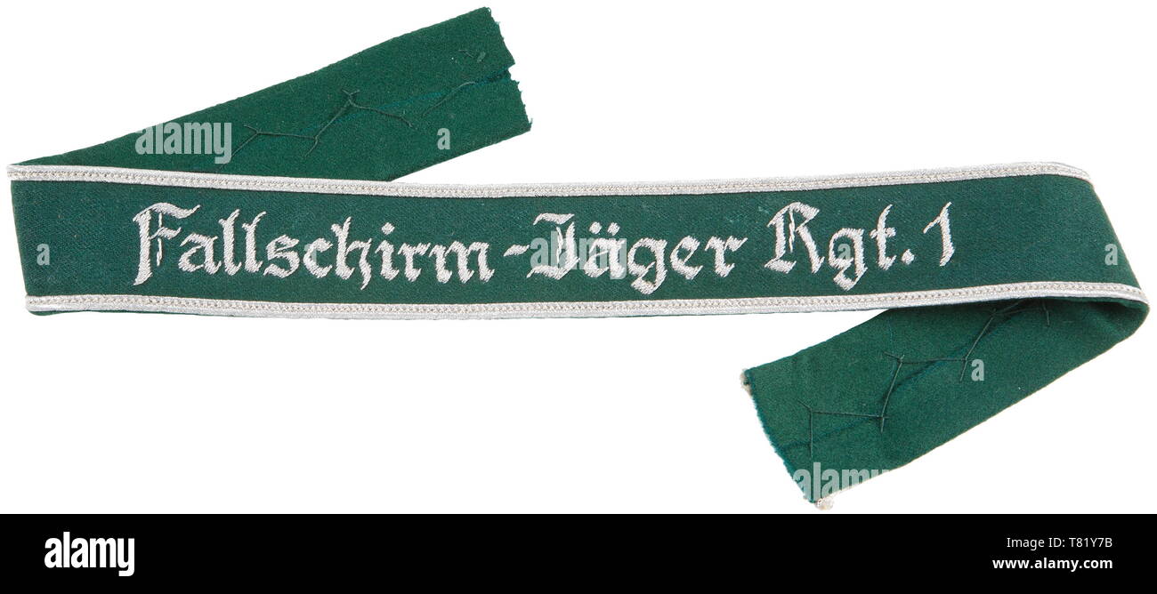 Eine sleeveband des Fallschirm-Jäger Vo 1. Für die Offiziere. Handbestickte Aluminium Gewinde Schriftzug und Aluminium Russland - braid Rand auf 'jagergrün "grünes Tuch. Länge 47 cm. USA - viele historische, historische, Luftwaffe, Zweig, Zweige, bewaffneten Service, Streitkräfte, Militaria, Militär, Luftwaffe, Objekt, Objekte, Stills, Clipping, Clippings, Ausschneiden, Ausschneiden, Ausschnitten, 20. Jahrhundert, Editorial-Use - Nur Stockfoto