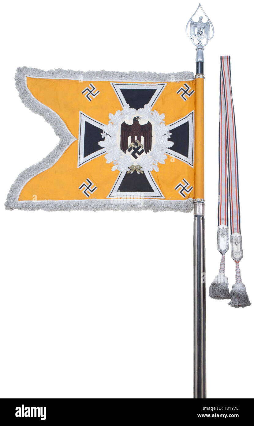 Ein standard Der 1 Bataillon des 6 Schützen Cavalry Regiment. Leuchtend gelb/orange gefärbte Seide Tuch. Vorder- und Rückseite von Hand bestickte schwarze Armee Adler mit seinen Federn in Braun. Schnabel und Krallen in angehobener Goldstickerei gerendert, auf einem Feld in Creme-farbige Seide, durch eine gestickte Silver Oak Leaf Kranz auf ein Eisernes Kreuz umgeben. Vier angewandten Hakenkreuze in den Ecken. Silber Franse auf drei Seiten. Abmessungen Ca. 51 x 69 cm (ohne pole Hülse). 46 Anhang Nägel (durch Schleifen abgenutzt), von Silber tress gesichert. Schwarz Poli, Additional-Rights - Clearance-Info - Not-Available Stockfoto