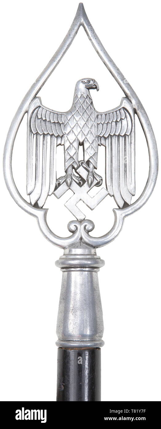 Ein standard Der 1 Bataillon des 6 Schützen Cavalry Regiment. Leuchtend gelb/orange gefärbte Seide Tuch. Vorder- und Rückseite von Hand bestickte schwarze Armee Adler mit seinen Federn in Braun. Schnabel und Krallen in angehobener Goldstickerei gerendert, auf einem Feld in Creme-farbige Seide, durch eine gestickte Silver Oak Leaf Kranz auf ein Eisernes Kreuz umgeben. Vier angewandten Hakenkreuze in den Ecken. Silber Franse auf drei Seiten. Abmessungen Ca. 51 x 69 cm (ohne pole Hülse). 46 Anhang Nägel (durch Schleifen abgenutzt), von Silber tress gesichert. Schwarz Poli, Additional-Rights - Clearance-Info - Not-Available Stockfoto