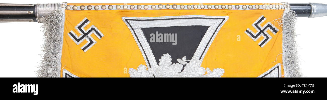 Ein standard Der 1 Bataillon des 6 Schützen Cavalry Regiment. Leuchtend gelb/orange gefärbte Seide Tuch. Vorder- und Rückseite von Hand bestickte schwarze Armee Adler mit seinen Federn in Braun. Schnabel und Krallen in angehobener Goldstickerei gerendert, auf einem Feld in Creme-farbige Seide, durch eine gestickte Silver Oak Leaf Kranz auf ein Eisernes Kreuz umgeben. Vier angewandten Hakenkreuze in den Ecken. Silber Franse auf drei Seiten. Abmessungen Ca. 51 x 69 cm (ohne pole Hülse). 46 Anhang Nägel (durch Schleifen abgenutzt), von Silber tress gesichert. Schwarz Poli, Additional-Rights - Clearance-Info - Not-Available Stockfoto
