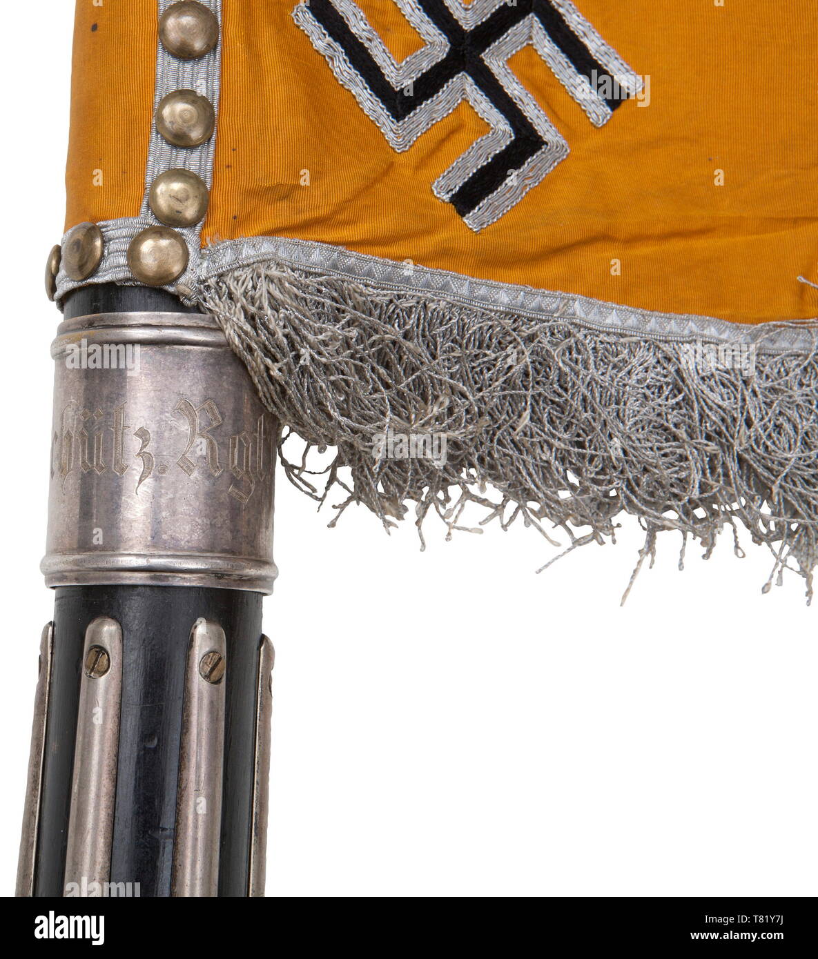 Ein standard Der 1 Bataillon des 6 Schützen Cavalry Regiment. Leuchtend gelb/orange gefärbte Seide Tuch. Vorder- und Rückseite von Hand bestickte schwarze Armee Adler mit seinen Federn in Braun. Schnabel und Krallen in angehobener Goldstickerei gerendert, auf einem Feld in Creme-farbige Seide, durch eine gestickte Silver Oak Leaf Kranz auf ein Eisernes Kreuz umgeben. Vier angewandten Hakenkreuze in den Ecken. Silber Franse auf drei Seiten. Abmessungen Ca. 51 x 69 cm (ohne pole Hülse). 46 Anhang Nägel (durch Schleifen abgenutzt), von Silber tress gesichert. Schwarz Poli, Additional-Rights - Clearance-Info - Not-Available Stockfoto