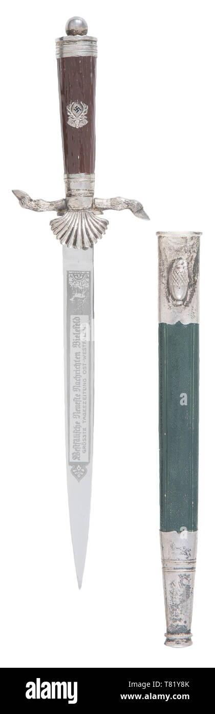 Ein Miniatur Jagd Aufhängevorrichtung. Teekocher Rettungsmesser, Solingen. Vergoldete single, zweischneidige Klinge mit Gravur "Westfälische Neue Nachrichten Bielefeld - Unsere Tageszeitung Ost-Westfalens" (Westfälische Nachrichten Bielefeld - größte Zeitung von 1648). Die Rückseite ist mit einem hirsch jagd Szene geätzt sowie späten Warenzeichen des Herstellers. Versilberten Knauf, Greifer, cross-Guard und Scheide Armaturen. Griff und Scheide gemalt. Schön detailliert. Länge 24 cm. USA - viele historische, historische, deutsche Jäger, Deutschland, thrusting, thrustings, Waffe, arm, Additional-Rights - Clearance-Info - Not-Available Stockfoto