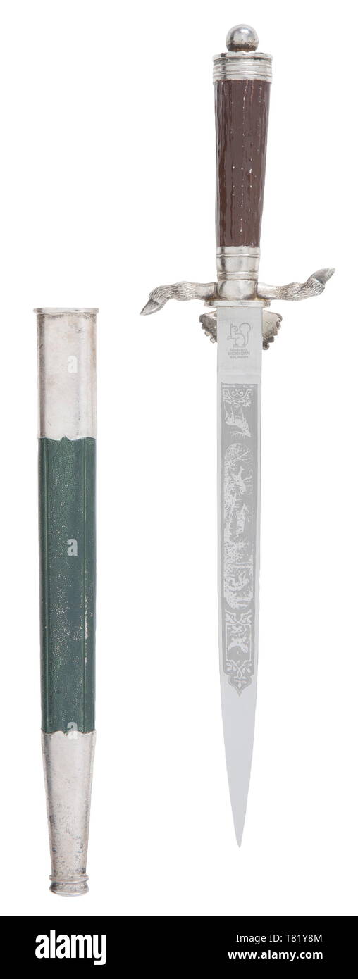 Ein Miniatur Jagd Aufhängevorrichtung. Teekocher Rettungsmesser, Solingen. Vergoldete single, zweischneidige Klinge mit Gravur "Westfälische Neue Nachrichten Bielefeld - Unsere Tageszeitung Ost-Westfalens" (Westfälische Nachrichten Bielefeld - größte Zeitung von 1648). Die Rückseite ist mit einem hirsch jagd Szene geätzt sowie späten Warenzeichen des Herstellers. Versilberten Knauf, Greifer, cross-Guard und Scheide Armaturen. Griff und Scheide gemalt. Schön detailliert. Länge 24 cm. USA - viele historische, historische, deutsche Jäger, Deutschland, thrusting, thrustings, Waffe, arm, Additional-Rights - Clearance-Info - Not-Available Stockfoto