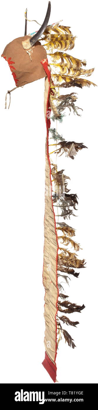 Ein gefiederter Kopfschmuck, circa 1880 eine Kopfbedeckung aus einem nordamerikanischen Indianerstamm (Chief?) von Braun, robuste wolle Material. Die Motorhaube ist mit zwei halben hohlen Hörner (Ca. 20 cm) von einem jungen Rindern, und Befestigungsbänder mit Resten der roten Tuch Verkleidung vor. Die Rückseite Stück, ca. 150 cm lang, ist aus rot-Filz mit Leinen verstärkt. Mehr als vierzig Federn aus indigenen raptorial Vögel aufgenäht, teilweise beschädigt. Spuren der Abnutzung und des Alters. Nach dem Versender (Absprache mit dem Kanadischen wasserbaubehördlichen Aboriginal Angelegenheiten und Nördlichen D, Additional-Rights - Clearance-Info - Not-Available Stockfoto
