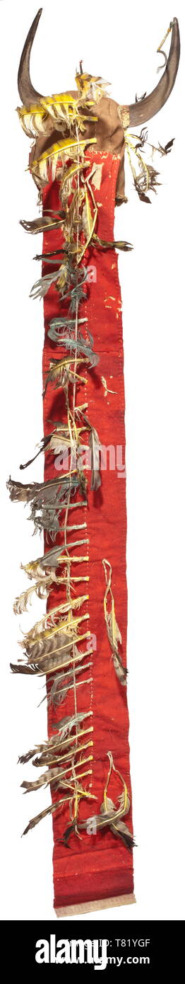 Ein gefiederter Kopfschmuck, circa 1880 eine Kopfbedeckung aus einem nordamerikanischen Indianerstamm (Chief?) von Braun, robuste wolle Material. Die Motorhaube ist mit zwei halben hohlen Hörner (Ca. 20 cm) von einem jungen Rindern, und Befestigungsbänder mit Resten der roten Tuch Verkleidung vor. Die Rückseite Stück, ca. 150 cm lang, ist aus rot-Filz mit Leinen verstärkt. Mehr als vierzig Federn aus indigenen raptorial Vögel aufgenäht, teilweise beschädigt. Spuren der Abnutzung und des Alters. Nach dem Versender (Absprache mit dem Kanadischen wasserbaubehördlichen Aboriginal Angelegenheiten und Nördlichen D, Additional-Rights - Clearance-Info - Not-Available Stockfoto