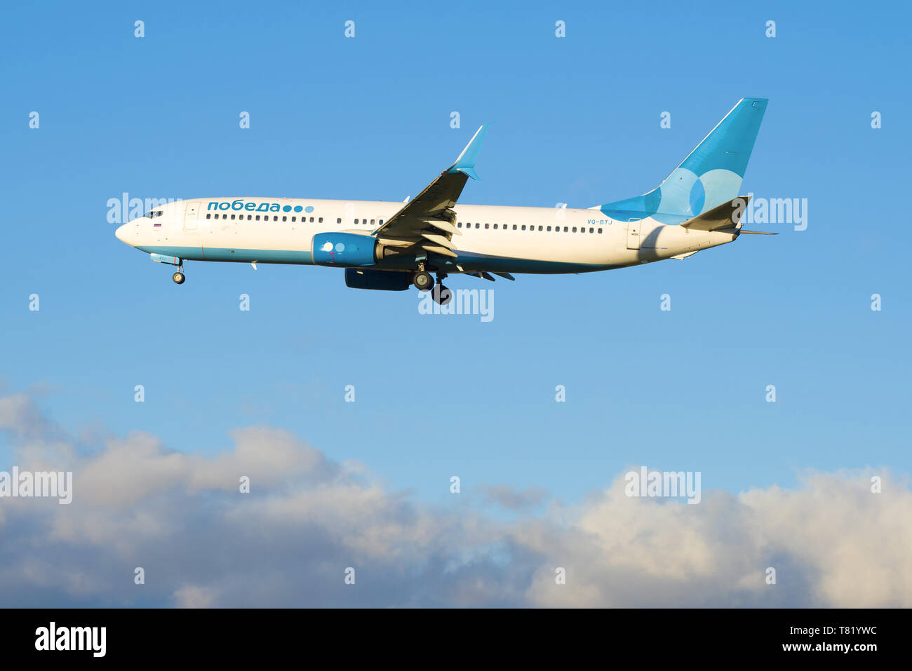 SAINT-Petersburg, Russland - 25. OKTOBER 2018: Flugzeug Boeing 737-800 (VQ-BTJ) Der pobeda Fluggesellschaft über einen bewölkten Himmel Stockfoto