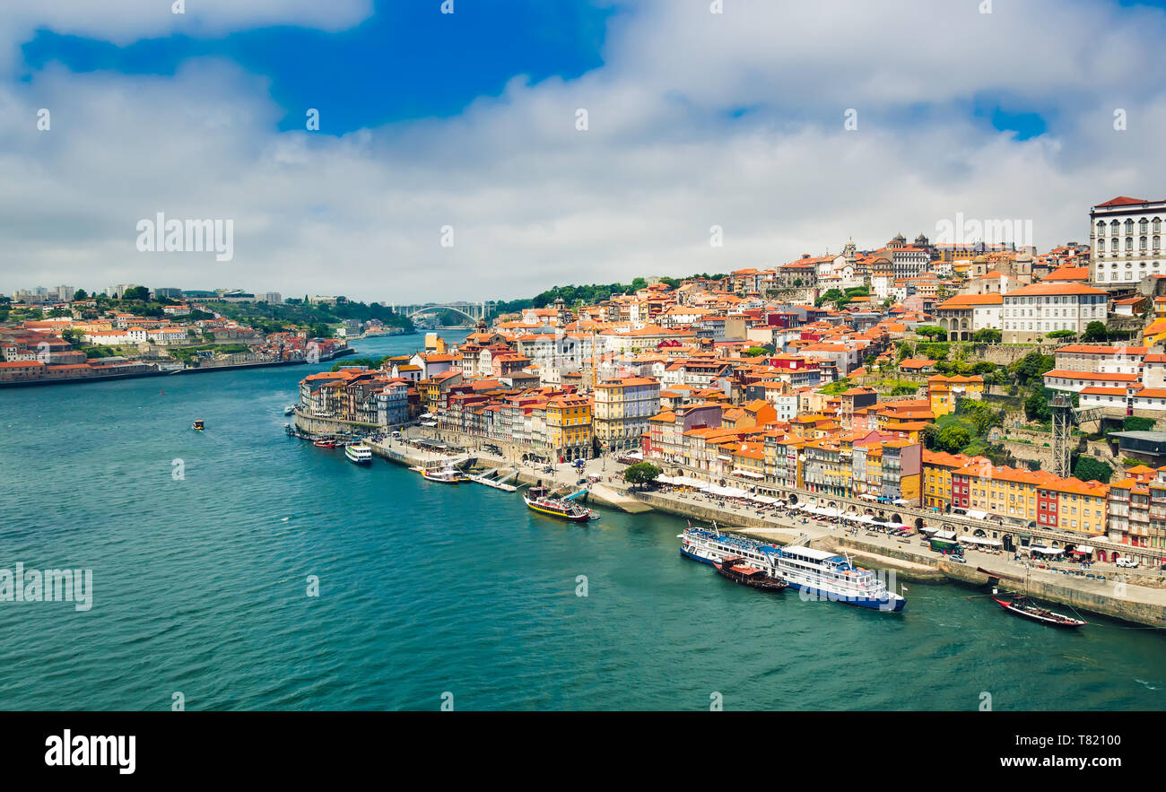 Porto, Portugal: Promenade in Cais de Ribeira entlang des Flusses Duoro Porto Altstadt Stockfoto