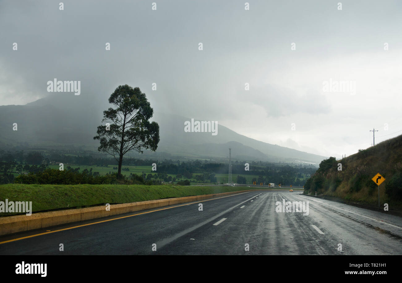 Trans American Highway im Regen in Ecuador Südamerika. Stockfoto