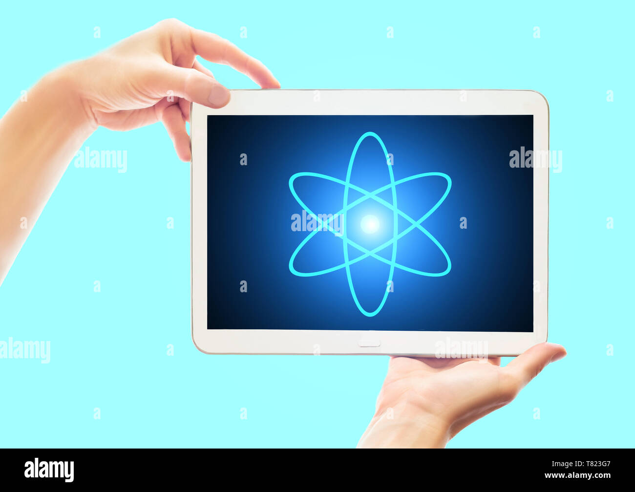 Woman's Hände halten eine Tablette mit Symbol des Atoms. Friedlichen nuklearen Energiekonzept. Atom für den Frieden. Mixed Media Stockfoto