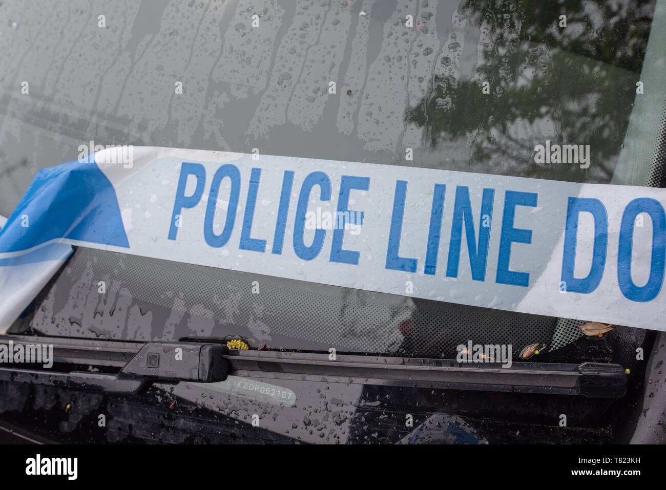 Polizei Band auf ein abgestürztes Fahrzeug nach einem Unfall. Auto Crash Hintergrund. Schäden und Details. Stockfoto