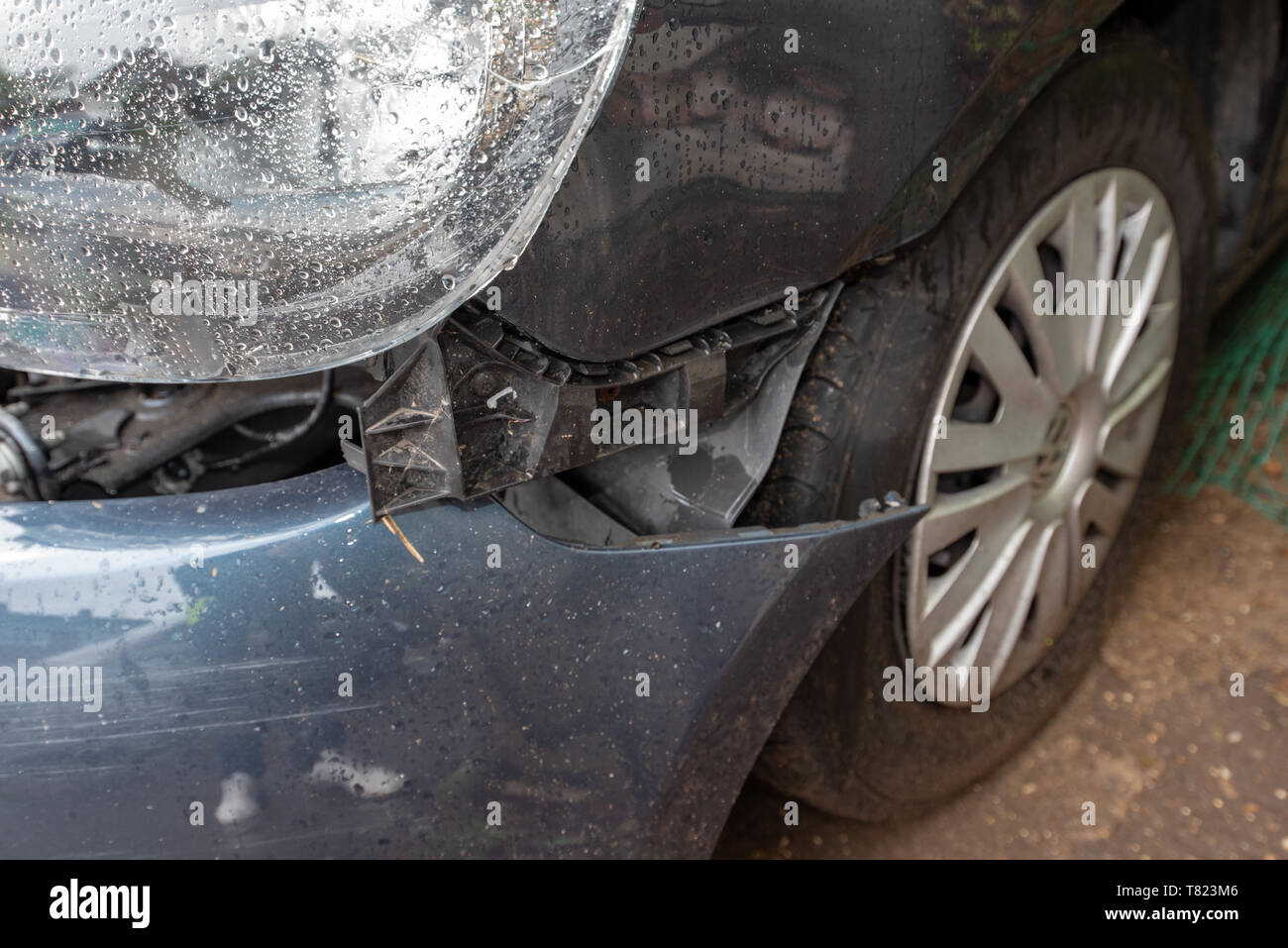 Auto Crash, blau/grau Vw Golf Fahrzeug Polizei Band und Schäden. Auto Crash Hintergrund. Stockfoto