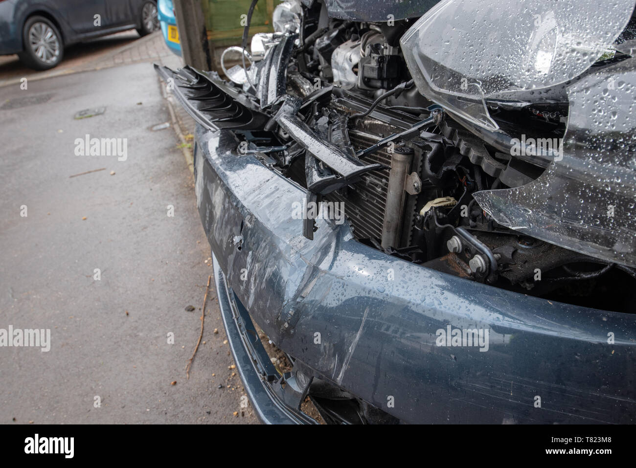 Auto Crash, blau/grau Vw Golf Fahrzeug Polizei Band und Schäden. Auto Crash Hintergrund. Stockfoto
