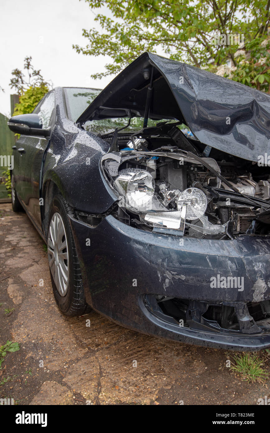 Auto Crash, blau/grau Vw Golf Fahrzeug Polizei Band und Schäden. Auto Crash Hintergrund. Stockfoto