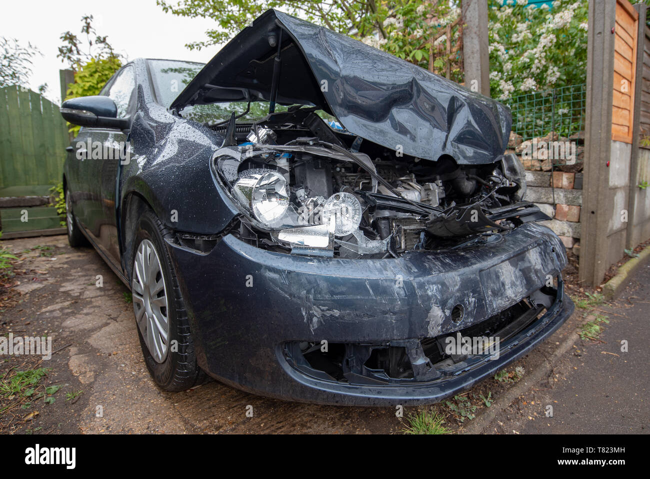 Auto Crash, blau/grau Vw Golf Fahrzeug Polizei Band und Schäden. Auto Crash Hintergrund. Stockfoto
