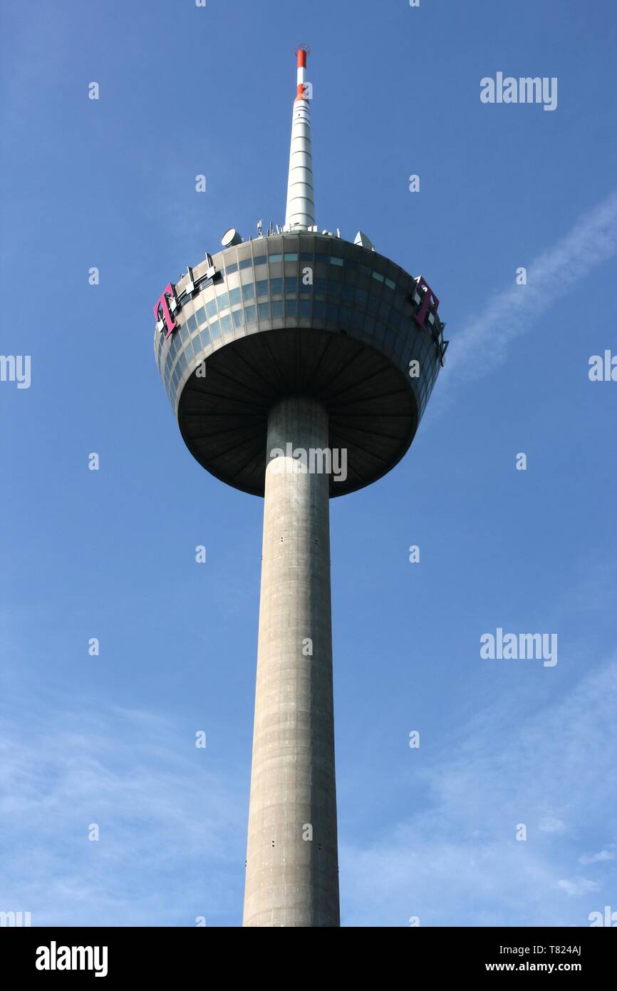 Köln, Deutschland - 31. AUGUST 2008: Colonius, TV Tower in Köln, Deutschland. Der Turm wurde 1981 abgeschlossen, und derzeit ist 266 m hoch. Stockfoto