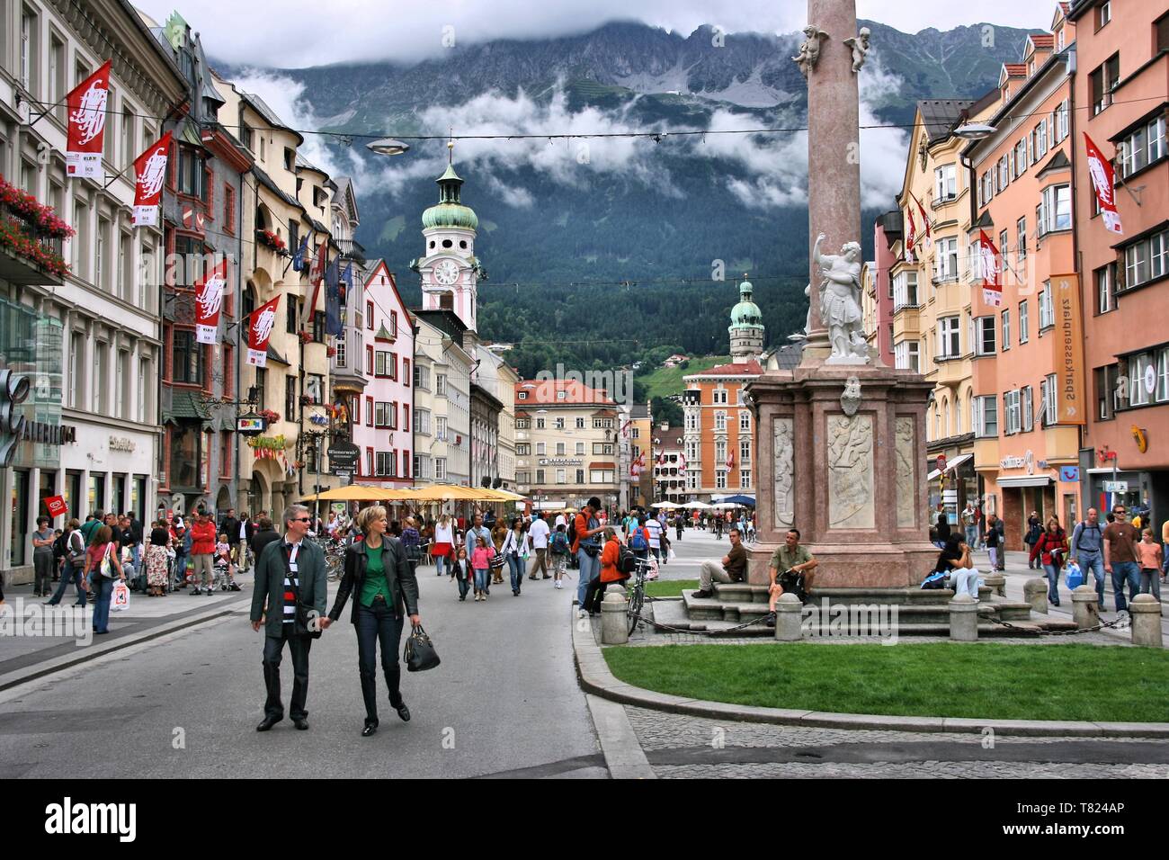 INNSBRUCK, Österreich - 9 August, 2008: die Menschen besuchen die Altstadt in Innsbruck, Österreich. Es ist die Hauptstadt von Tirol Region und die 5. größte Stadt Stockfoto