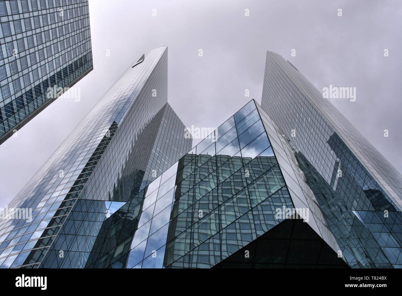 PARIS - 19. August: Societe Generale twin Wolkenkratzer am 19. August 2008 in Paris. Die Gebäude wurden 1995 fertiggestellt und sind 167 m groß (10. Höchste Stockfoto