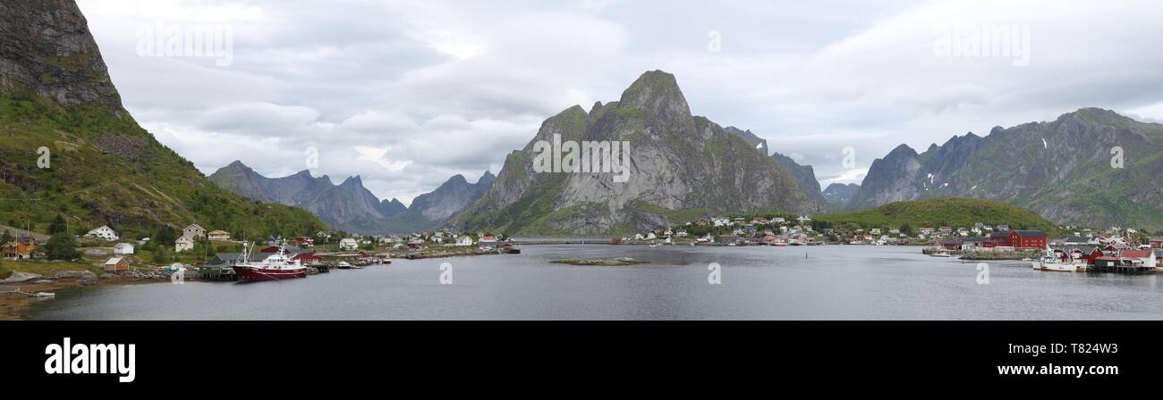 Panorama der Reine, Norwegen - Fischerdorf in der arktischen Inselgruppe Lofoten Norwegen. Stockfoto