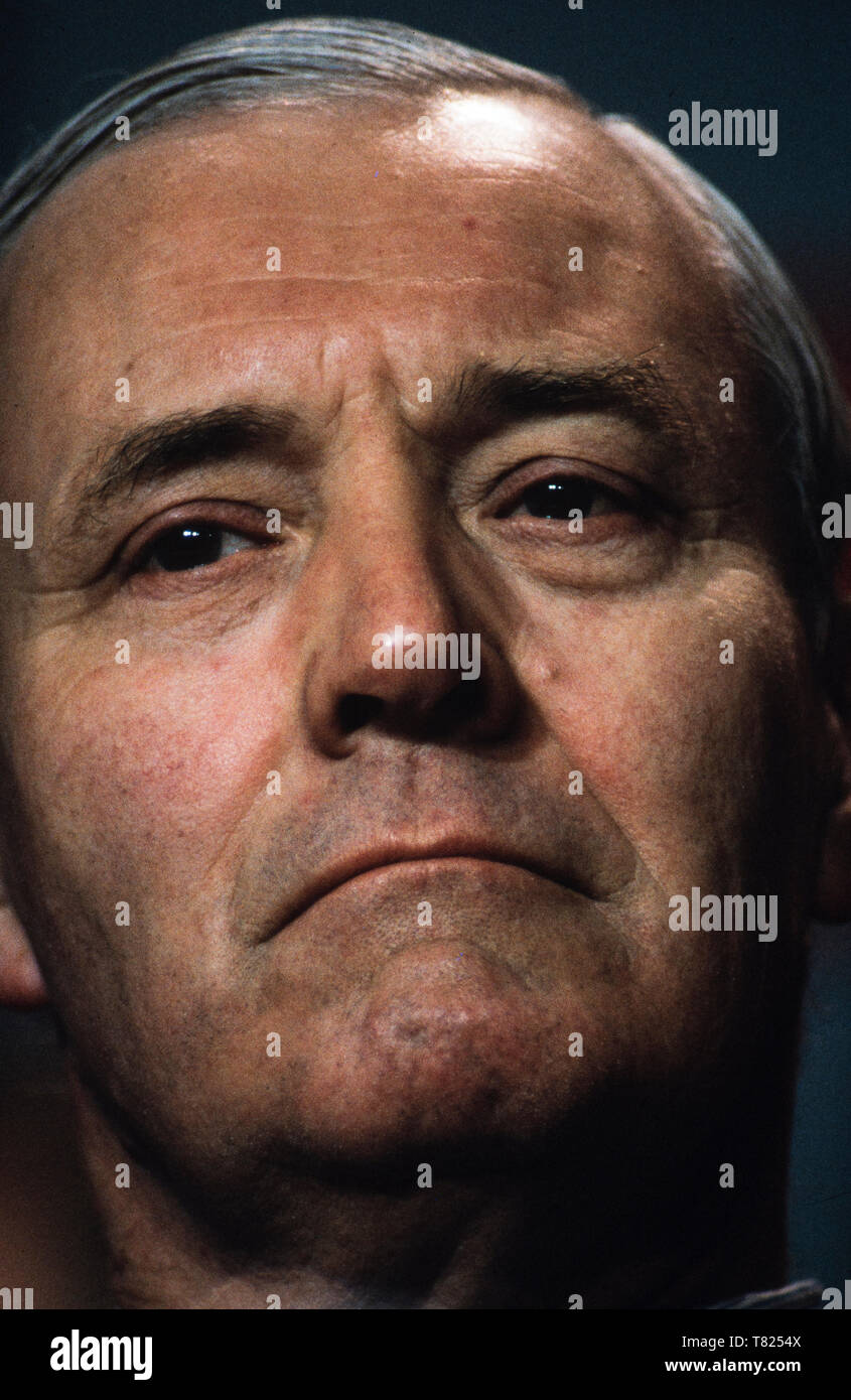 Tony Benn in der Labour Party, Konferenz, Bournmouth im Oktober 1985 Anthony Neil Wedgwood Benn (3. April 1925 - vom 14. März 2014), ursprünglich als Anthony Wedgwood Benn bekannt, aber später als Tony Benn, war ein britischer Politiker, Schriftsteller und tagebuchschreibers. Er war ein Mitglied des Parlaments (MP) für 47 Jahre zwischen 1950 und 2001 allgemeine Wahlen und ein Minister der Regierungen von Harold Wilson und James Callaghan in den 1960er und 1970er Jahren. Ursprünglich eine moderate, war er in der Partei hart links aus den frühen 80er Jahren identifiziert und wurde weithin als ein Verfechter des demokratischen Sozialismus gesehen Stockfoto