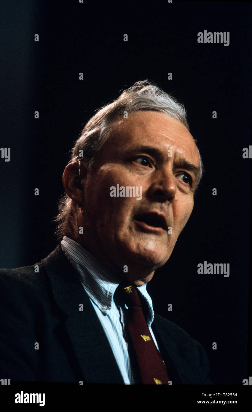 Tony Benn in der Labour Party, Konferenz, Bournmouth im Oktober 1985 Anthony Neil Wedgwood Benn (3. April 1925 - vom 14. März 2014), ursprünglich als Anthony Wedgwood Benn bekannt, aber später als Tony Benn, war ein britischer Politiker, Schriftsteller und tagebuchschreibers. Er war ein Mitglied des Parlaments (MP) für 47 Jahre zwischen 1950 und 2001 allgemeine Wahlen und ein Minister der Regierungen von Harold Wilson und James Callaghan in den 1960er und 1970er Jahren. Ursprünglich eine moderate, war er in der Partei hart links aus den frühen 80er Jahren identifiziert und wurde weithin als ein Verfechter des demokratischen Sozialismus gesehen Stockfoto