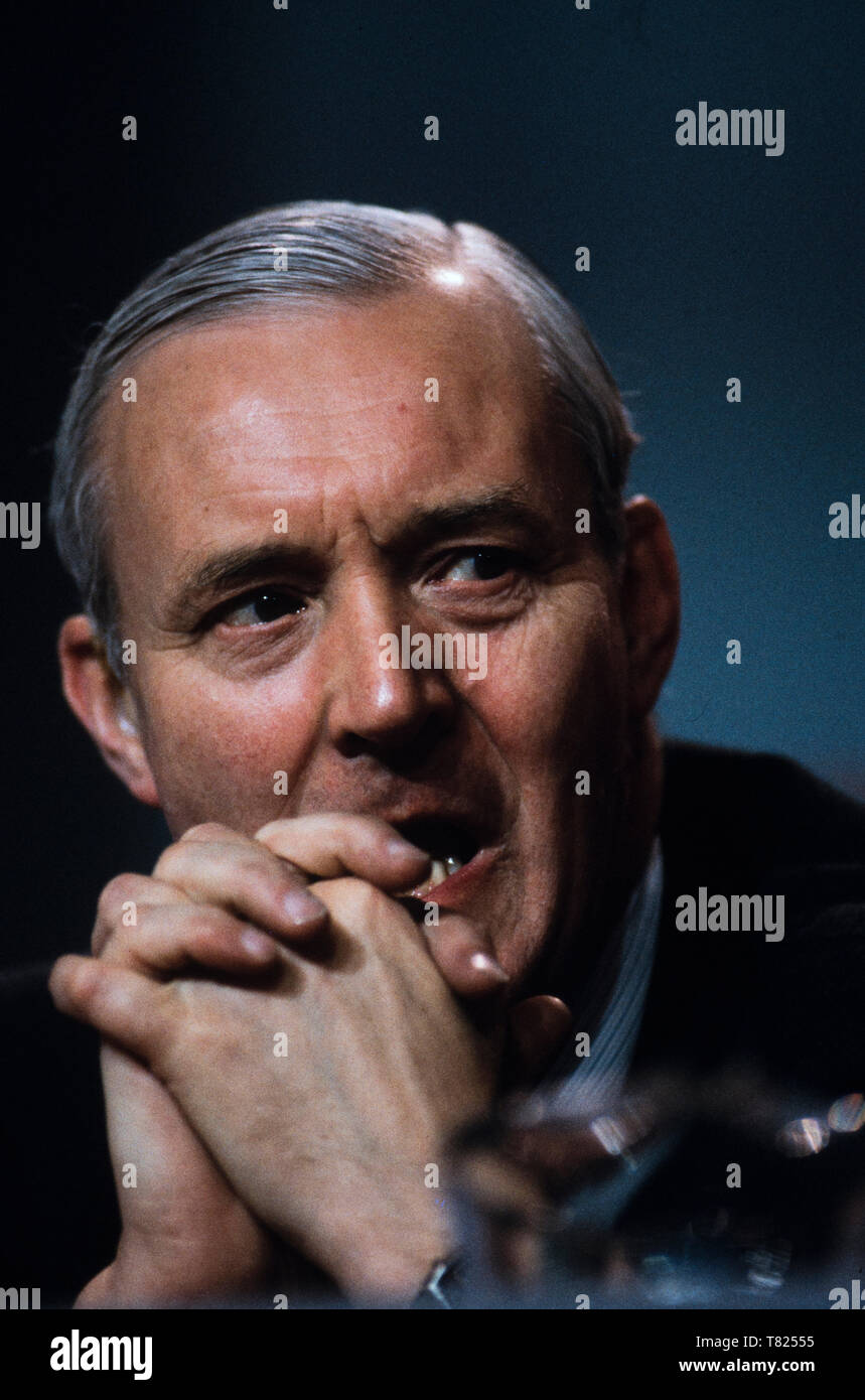 Tony Benn in der Labour Party, Konferenz, Bournmouth im Oktober 1985 Anthony Neil Wedgwood Benn (3. April 1925 - vom 14. März 2014), ursprünglich als Anthony Wedgwood Benn bekannt, aber später als Tony Benn, war ein britischer Politiker, Schriftsteller und tagebuchschreibers. Er war ein Mitglied des Parlaments (MP) für 47 Jahre zwischen 1950 und 2001 allgemeine Wahlen und ein Minister der Regierungen von Harold Wilson und James Callaghan in den 1960er und 1970er Jahren. Ursprünglich eine moderate, war er in der Partei hart links aus den frühen 80er Jahren identifiziert und wurde weithin als ein Verfechter des demokratischen Sozialismus gesehen Stockfoto
