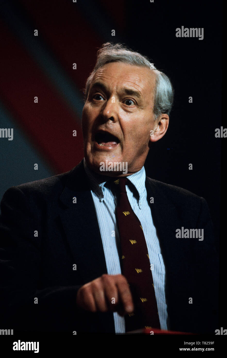 Tony Benn in der Labour Party, Konferenz, Bournmouth im Oktober 1985 Anthony Neil Wedgwood Benn (3. April 1925 - vom 14. März 2014), ursprünglich als Anthony Wedgwood Benn bekannt, aber später als Tony Benn, war ein britischer Politiker, Schriftsteller und tagebuchschreibers. Er war ein Mitglied des Parlaments (MP) für 47 Jahre zwischen 1950 und 2001 allgemeine Wahlen und ein Minister der Regierungen von Harold Wilson und James Callaghan in den 1960er und 1970er Jahren. Ursprünglich eine moderate, war er in der Partei hart links aus den frühen 80er Jahren identifiziert und wurde weithin als ein Verfechter des demokratischen Sozialismus gesehen Stockfoto