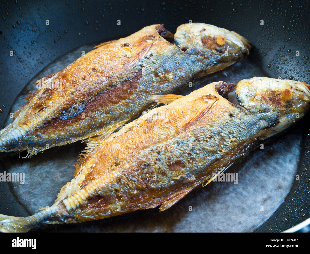 Twin Sea fisch braten in einer Pfanne Stockfotografie - Alamy
