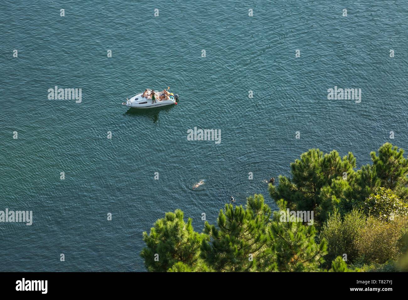 Spanien, Guipuzkoa, aalen Sie sich Land, Pasaia, Freizeit Boot in der Mündung des Pasaïa Stockfoto