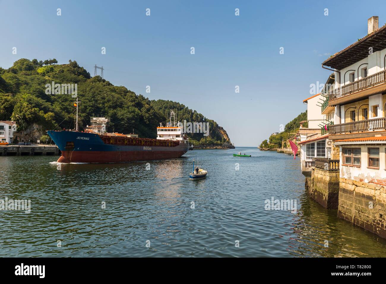 Spanien, Guipuzkoa, aalen Sie sich Land, Pasaia, einem kommerziellen Liner zurück in den Hafen von Pasaïa Stockfoto