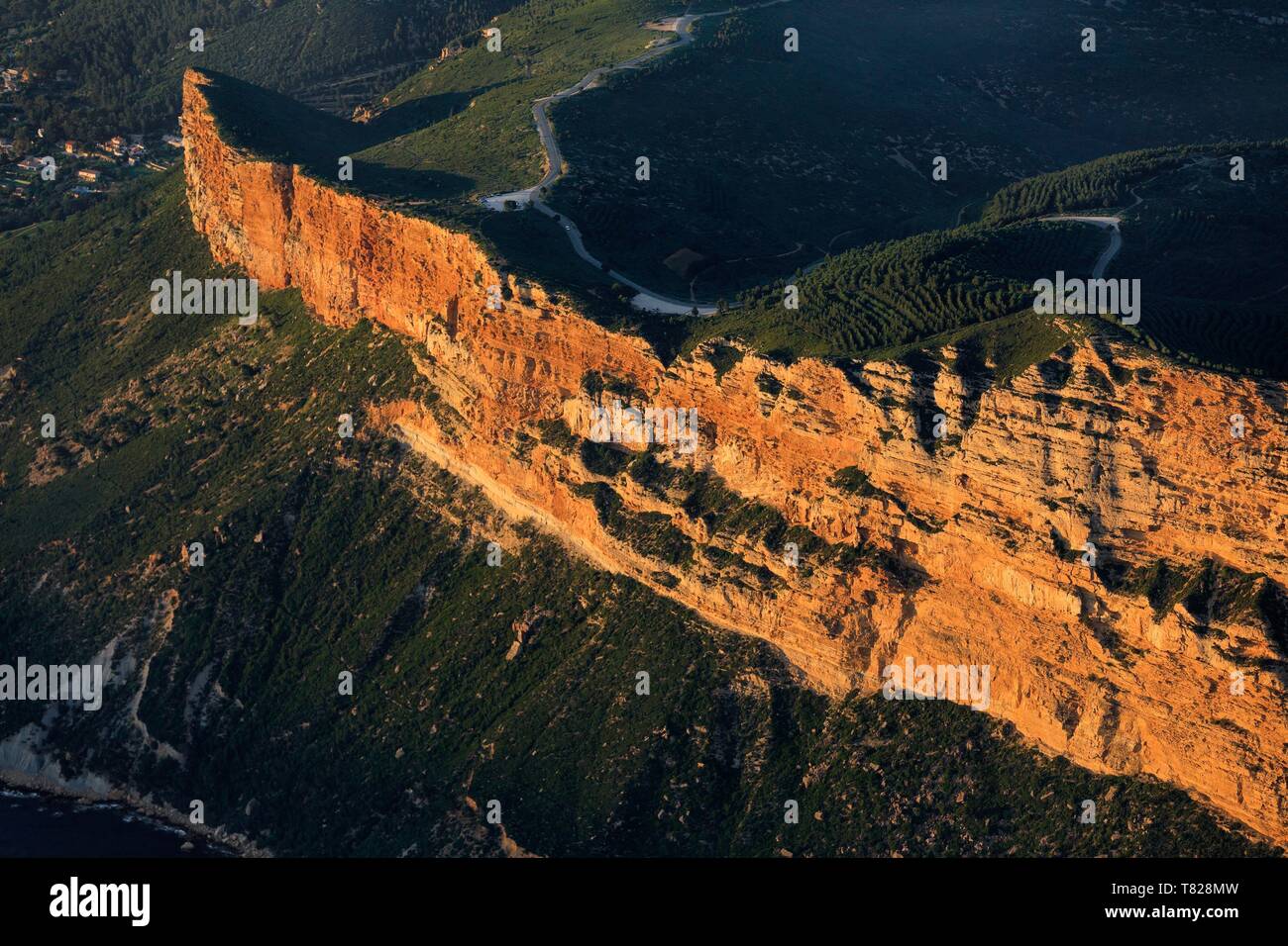 Frankreich, Bouches-du-Rhone, Calanques Nationalpark, Cassis, Cap Canaille, Soubeyranes Klippen (Luftbild) Stockfoto