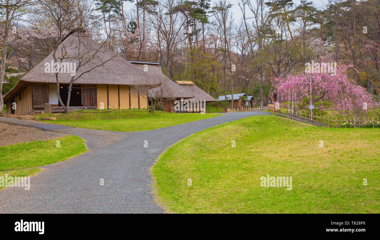 Kitakami, Japan - 22 April 2018: michinoku Folklore Dorf ist eine Fundgrube an historischen Häusern und folkloristische Artefakte. Die meisten Gebäude und Stockfoto