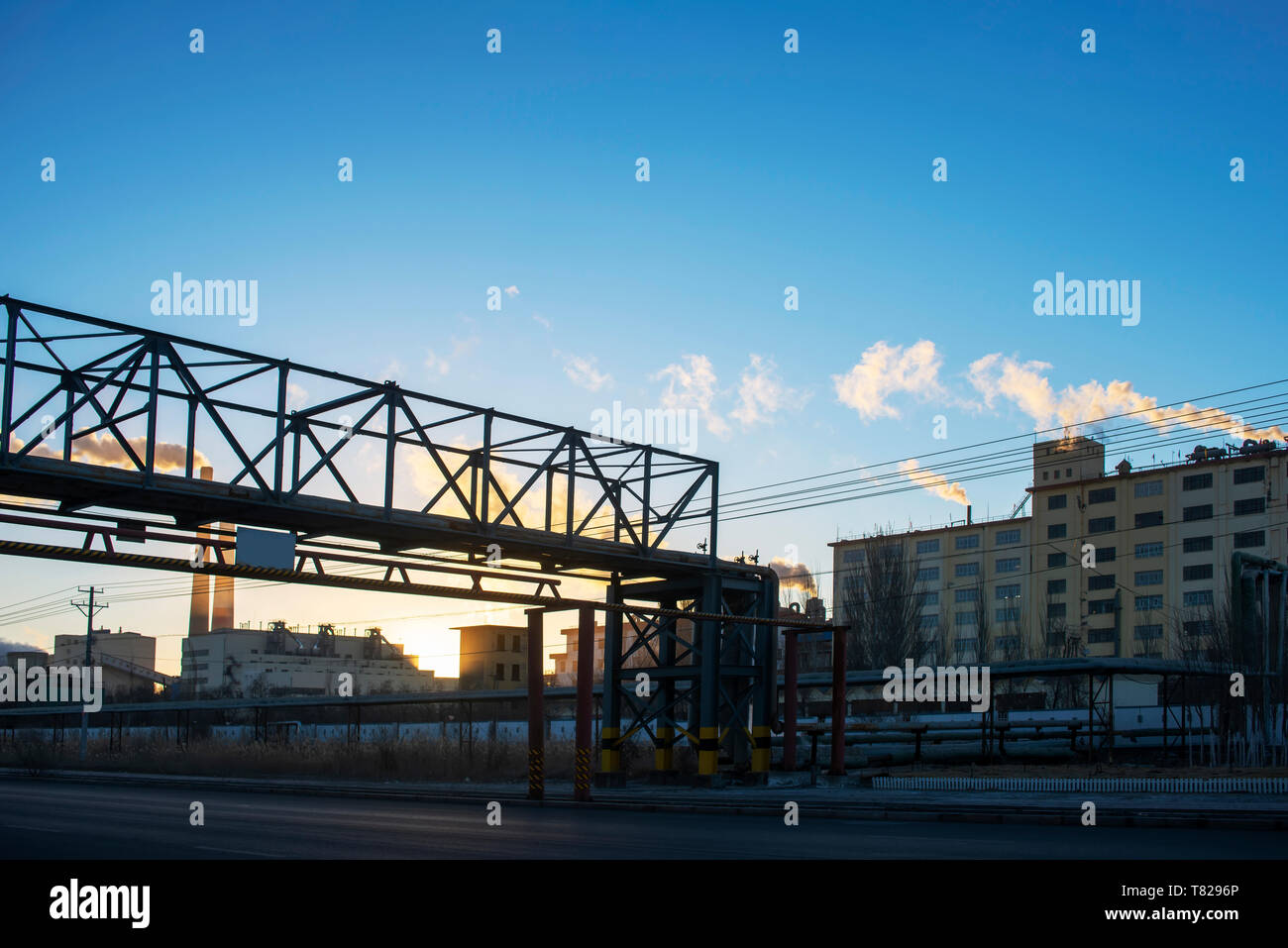 Das Panorama der Chemischen Fabrik ist bei Sonnenaufgang. Stockfoto