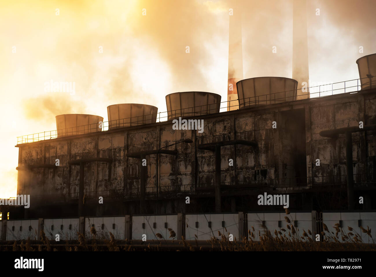 Chemieanlage Kühltürme Dampf bei Sonnenaufgang im Winter. Stockfoto