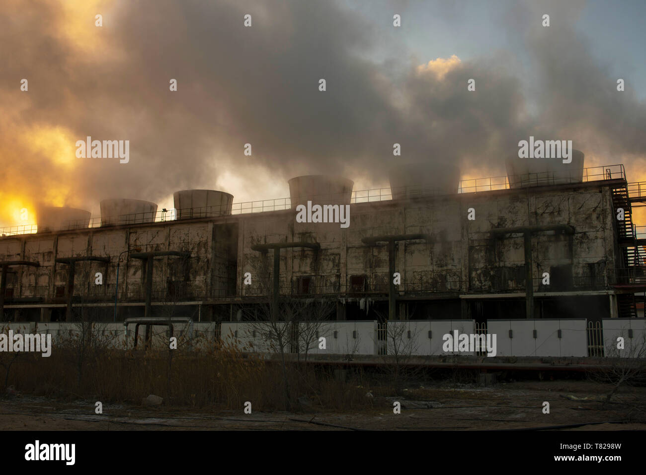 Chemieanlage Kühltürme Dampf bei Sonnenaufgang im Winter. Stockfoto