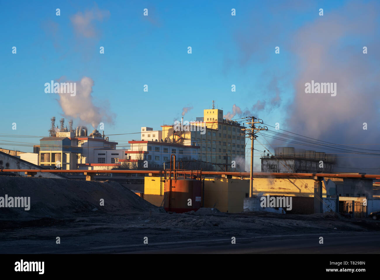 Das Panorama der Chemischen Fabrik ist bei Sonnenaufgang. Stockfoto