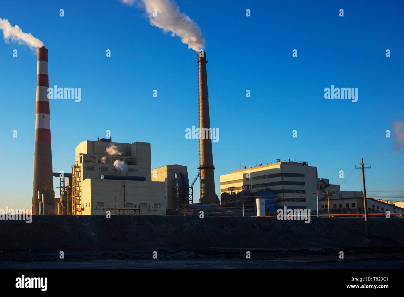 Das Panorama der Chemischen Fabrik ist bei Sonnenaufgang. Stockfoto