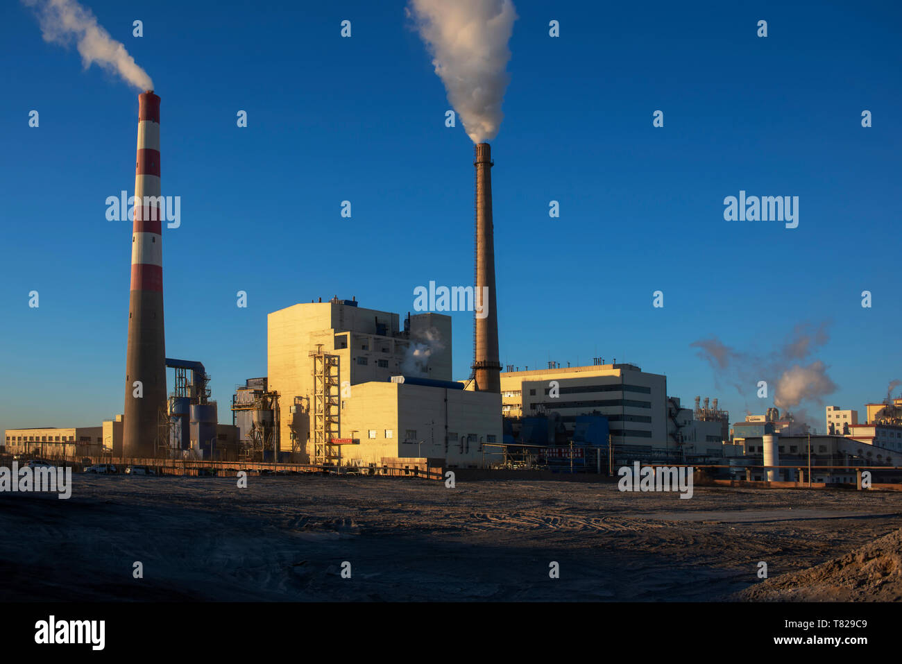 Das Panorama der Chemischen Fabrik ist bei Sonnenaufgang. Stockfoto