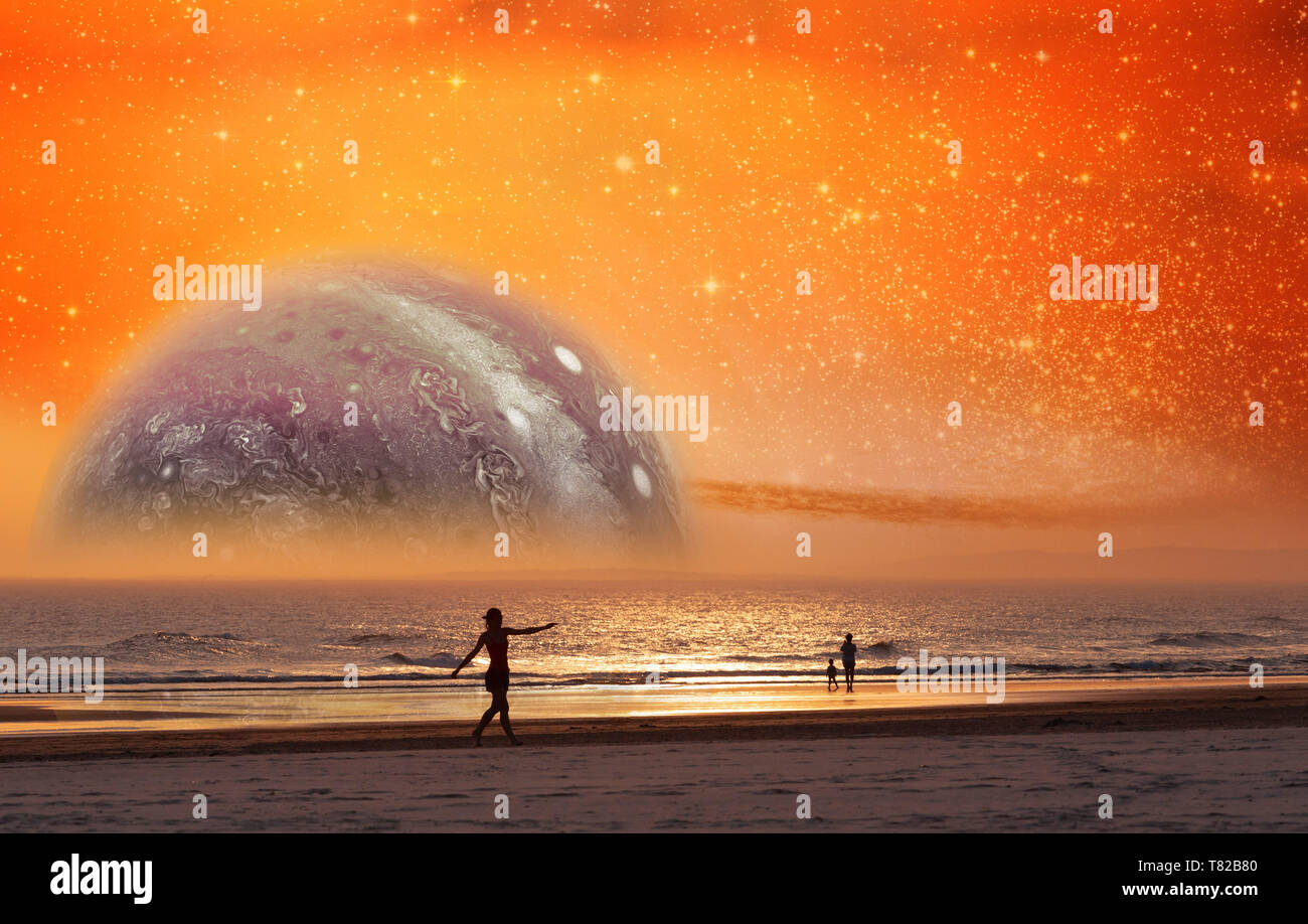 Unwirklichen Landschaft Silhouette der Tänzer tanzen am Strand von fremden Planeten bei Sonnenuntergang. Elemente dieses Bild von der NASA eingerichtet Stockfoto