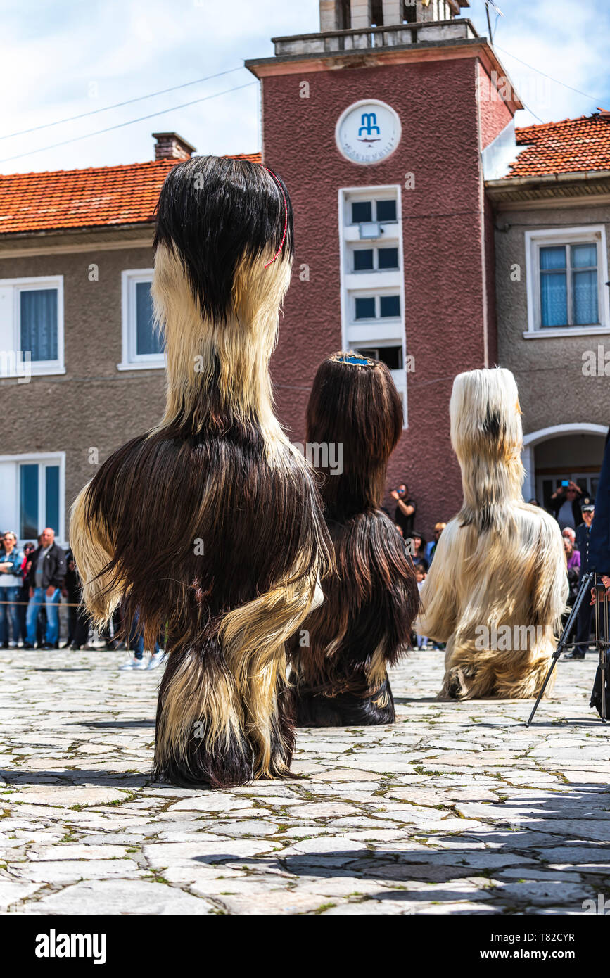 Eleshnitsa, Bulgarien - 28 April 2019: Derzeit von Nationalen Festival Ostern, stellt Traditionen des bulgarischen Kuker Spiele. Stockfoto