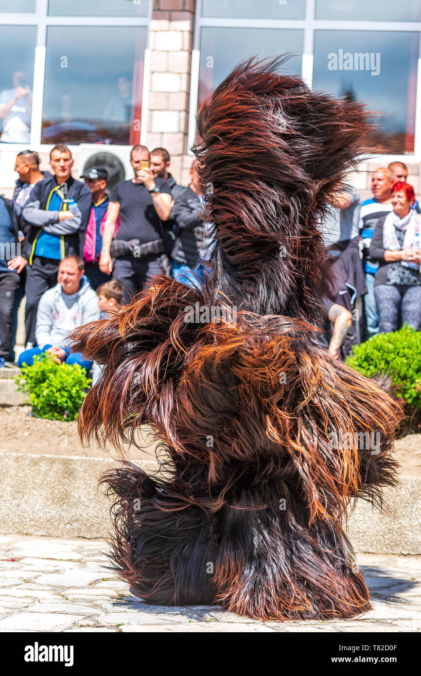 Eleshnitsa, Bulgarien - 28 April 2019: Derzeit von Nationalen Festival Ostern, stellt Traditionen des bulgarischen Kuker Spiele. Stockfoto