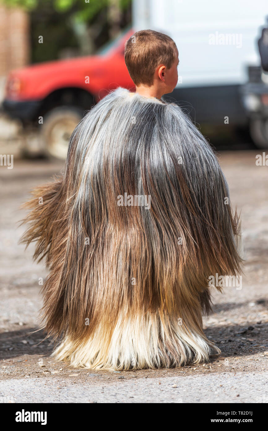 Eleshnitsa, Bulgarien - 28 April 2019: Derzeit von Nationalen Festival Ostern, stellt Traditionen des bulgarischen Kuker Spiele. Stockfoto