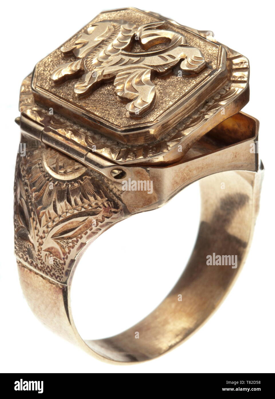 Ein goldener Fingerring von Reinhard Heydrich. Die gold-ring, Öffnung auf ein Scharnier und Gelocht' 585', die innere Oberfläche eingraviert "R. Heydrich' und '692'. Die obere Fläche hat eine Abbildung von einem Löwen und einem kontinuierlichen Zierband, seitlich jagte Blumenranken. Gewicht 14.52 g. Nach dem Absender, dem Ring kommt aus dem persönlichen Besitz des Heydrich Familie. R.Heydrich (1904-1942) war Leiter des Reich Security Office (RSHA) durchgeführt und die so im Jahr 1942 genannten "Wannsee-konferenz". Kurze Zeit später wurde er ermordet in Prag. 1 Historische, historische, 20 cen, Editorial-Use - Nur Stockfoto