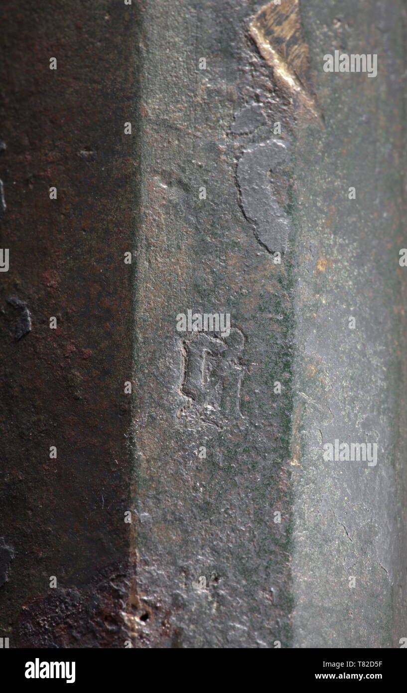 Ein deutscher Hand Gun Barrel, Anfang des 16. Jahrhunderts. Facettierte bronze Fass mit Offset cannon Schnauze, in 13-mm-Kaliber. Einfache front Sight, Kimme und Pulver pan mit Klappdeckel, leicht in der Entlastung. Obere Seite des Zylinders gotische Großbuchstabe "S" als Marke, untere Seite mit zwei Fixierung Nasen. Länge 63 cm. historischen, geschichtlichen, Schulter, Arm, Waffen, Waffen, Waffen, arm, Militär, Militaria, Waffen, Feuer arm, Waffe, Waffen, Schusswaffen, Waffen, Waffen, Waffen, Waffen, Waffen, Objekt, Objekte, Stills, Clipping, Clippings, ausschneiden Ausschneiden, Additional-Rights - Clearance-Info - Not-Available Stockfoto