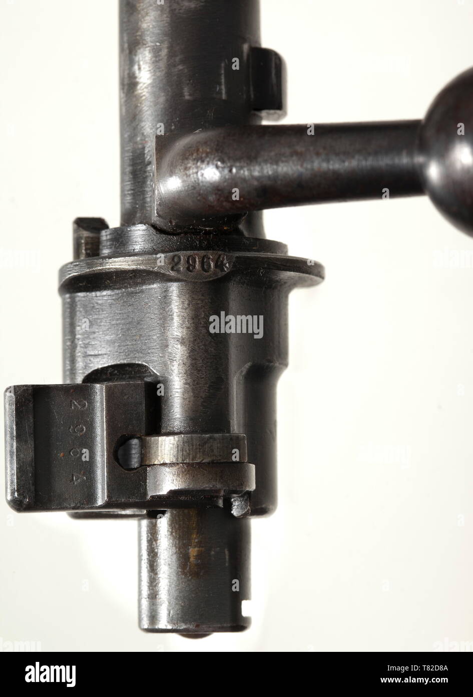 Ein Anwendungsbereich Gewehr 98 k, Mauser, mit hohen Top - schwenkbare Halterung und Rahmen Dialytan, cal. 8 x 57, No. 42064 d. Übereinstimmende Nummern. Spiegel - wie der Bohrung. Code auf Empfänger Kopf von vorne Berg Basis, aber die verschiedenen Akzeptanzzeichen eagle/'135'. Nach Seriennummer hergestellt nach 1944 an der Mauser-Werke AG, Oberndorf. Stahlblech - gestempelte Magazinplatte. Original Finish, teilweise dünn und etwas beschmutzt. Dunkle laminiert lieferbar ohne externe Nummer, nicht auseinander genommen. Komplett mit Umreifungsband, narbige Reinigungsstab und vor den Augen schützen. Mit hohen, Additional-Rights - Clearance-Info montiert - Not-Available Stockfoto