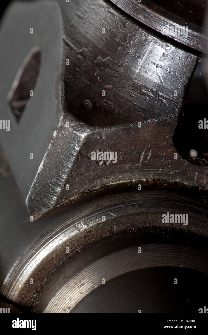 Ein Anwendungsbereich Gewehr 98 k, Mauser, mit hohen Top - schwenkbare Halterung und Rahmen Dialytan, cal. 8 x 57, No. 42064 d. Übereinstimmende Nummern. Spiegel - wie der Bohrung. Code auf Empfänger Kopf von vorne Berg Basis, aber die verschiedenen Akzeptanzzeichen eagle/'135'. Nach Seriennummer hergestellt nach 1944 an der Mauser-Werke AG, Oberndorf. Stahlblech - gestempelte Magazinplatte. Original Finish, teilweise dünn und etwas beschmutzt. Dunkle laminiert lieferbar ohne externe Nummer, nicht auseinander genommen. Komplett mit Umreifungsband, narbige Reinigungsstab und vor den Augen schützen. Mit hohen, Additional-Rights - Clearance-Info montiert - Not-Available Stockfoto