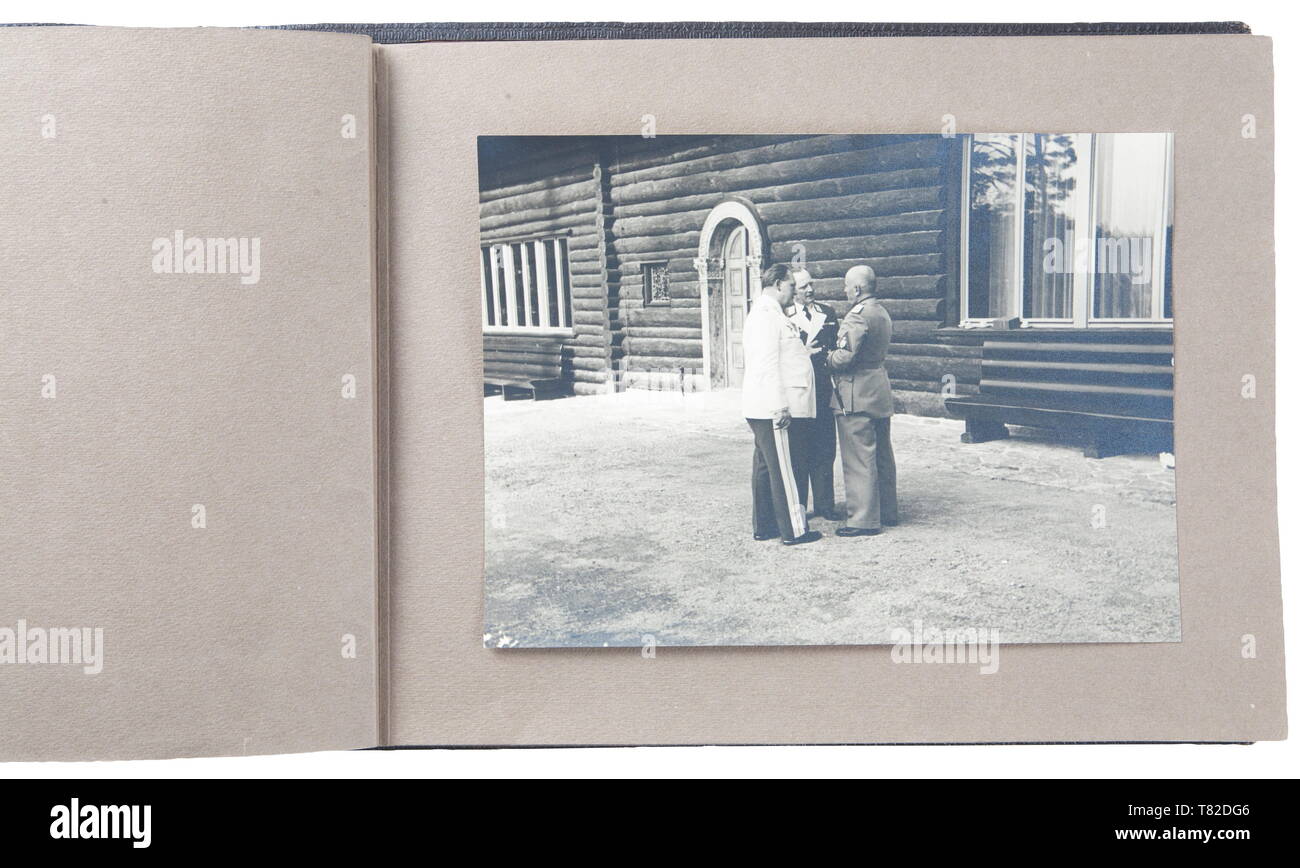 Hermann Göring - ein Fotoalbum von offiziellen Mussolinis Besuch in Carinhall Large Format Photo Album (34 x 24 cm) mit braunen Leder mit Gold - geprägter 'MUSSOLINI BEI GÖRING IN KARINHALL", "28. SEPTEMBER 1937' und 'BILDBERICHT VON CARLO CARLETTI'. Album besteht aus 18 17 x 23 cm schwarz-weiß Fotos. Fotos sind von einem beiläufigen/informellen Stil und verfügen über Hermann Göring, Emma Göring, Mussolini, Graf Ciano, Achille Starace, Luftwaffe Generäle Milch, Stumpf, und Bodenschatz, Paul Schmidt, SS-General Dietrich, und mehr. Aus dem Besitz eines amerikanischen Offiziers der 101 A, Editorial-Use - Nur Stockfoto