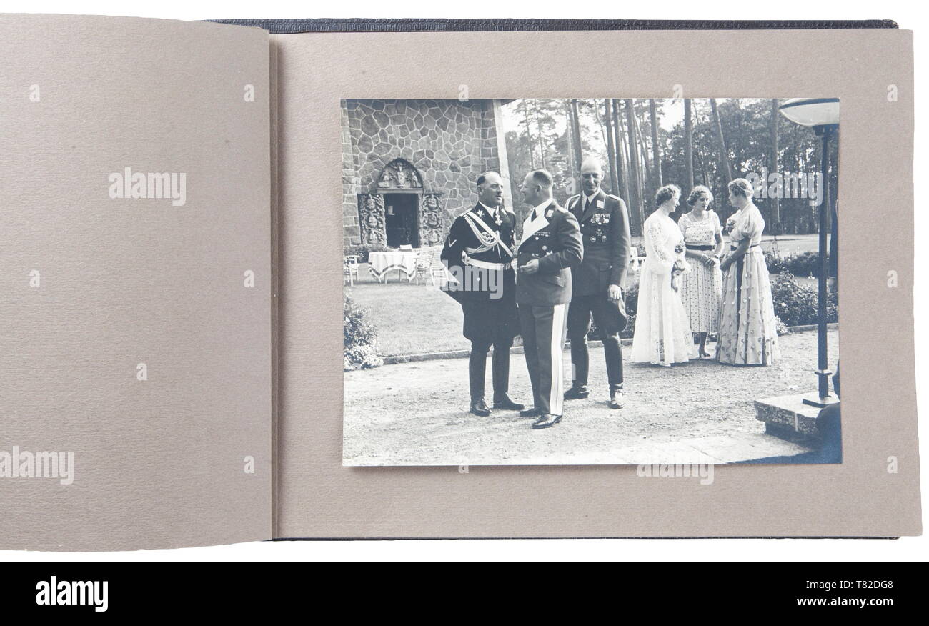 Hermann Göring - ein Fotoalbum von offiziellen Mussolinis Besuch in Carinhall Large Format Photo Album (34 x 24 cm) mit braunen Leder mit Gold - geprägter 'MUSSOLINI BEI GÖRING IN KARINHALL", "28. SEPTEMBER 1937' und 'BILDBERICHT VON CARLO CARLETTI'. Album besteht aus 18 17 x 23 cm schwarz-weiß Fotos. Fotos sind von einem beiläufigen/informellen Stil und verfügen über Hermann Göring, Emma Göring, Mussolini, Graf Ciano, Achille Starace, Luftwaffe Generäle Milch, Stumpf, und Bodenschatz, Paul Schmidt, SS-General Dietrich, und mehr. Aus dem Besitz eines amerikanischen Offiziers der 101 A, Editorial-Use - Nur Stockfoto